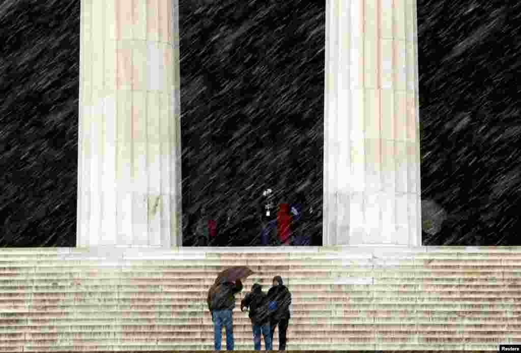 2013年3月6日，遊客頂風冒雪參觀華盛頓的林肯紀念堂。
