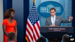 资料图：白宫发言人卡琳·让-皮埃尔和白宫国家安全沟通顾问约翰·科比在白宫记者会上。(2024年4月2日)