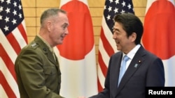 美军参谋长联席会议主席邓福德将军(左)在东京会晤日本首相安倍晋三。（2017年8月18日）