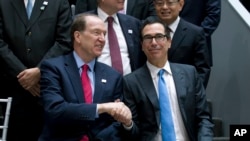 2019年4月12日星期五，在華盛頓舉行的世界銀行/國際貨幣基金組織春季會議上，美國財政部長姆努欽和世界銀行行長馬爾帕斯握手