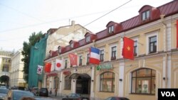 俄罗斯强调不仅与中国，同时也与亚洲其他主要国家越南、日本、韩国发展友好关系。圣彼得堡一家商场外悬挂的越南、日本、中国、韩国国旗。