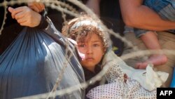 8月28日，非法移民在馬其頓和希臘邊界等候馬其頓警方人員容許他們進入馬其頓。