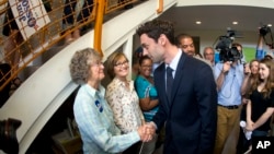 竞选国会众议员的民主党人奥索夫在乔治亚州的玛丽埃塔问候支持者。（2017年4月18日）