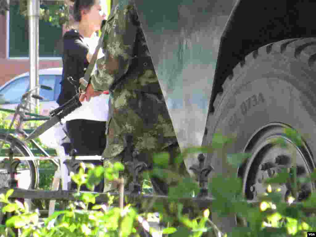 烏魯木齊街頭端著刺刀的士兵。 (美國之音東方拍攝)