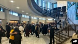 ຄົນພາກັນເດີນທາງມາຮອດສະພາໃນນະຄອນ ແວລລິງຕັນ, ນິວຊີແລນ, ວັນທີ 24 ກໍລະກົດ 2024, ເພື່ອຮັບຟັງບົດລາຍງານສະຫລຸບກ່ຽວກັບການສອບສວນອິດສະຫຼະທີ່ກວ້າງຂວາງ ໃນເລື້ອງການລ່ວງລະເມີດພວກເດັກນ້ອຍ ແລະຜູ້ໃຫຍ່ທີ່ອ່ອນແອ ຕະຫຼອດໄລຍະຫ້າທົດສະວັດ.