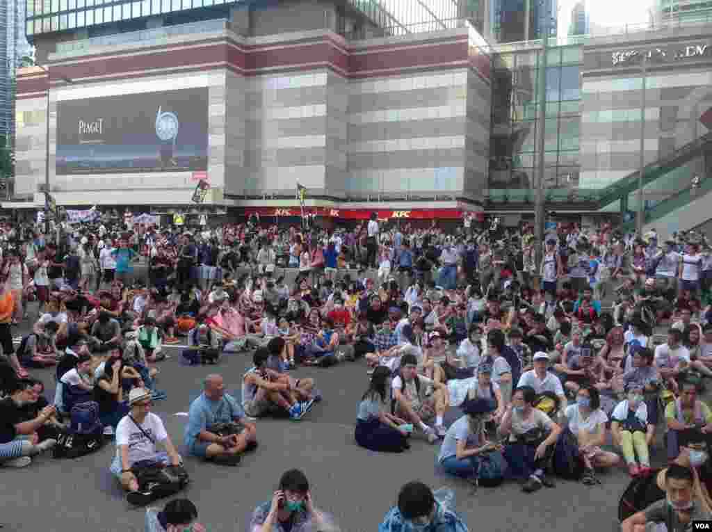 港人声援占中抗拒警方封锁中环金钟多处瘫痪（美国之音海彦拍摄）