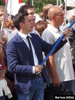 反对派人士亚申（前排左一）在2013年夏季莫斯科的一次反政府集会上。(美国之音白桦拍摄)