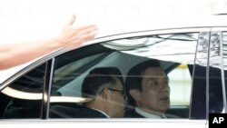 馬英九(右)抵達新加坡後前往吊唁李光耀