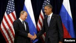 奥巴马总统和普京总统在纽约会谈时握手。