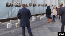 俄羅斯是共產主義制度的主要受害者。2014年11月政治迫害受難者紀念日時，莫斯科市中心街頭展出的當年在斯大林大清洗中受難者照片(美國之音白樺)。