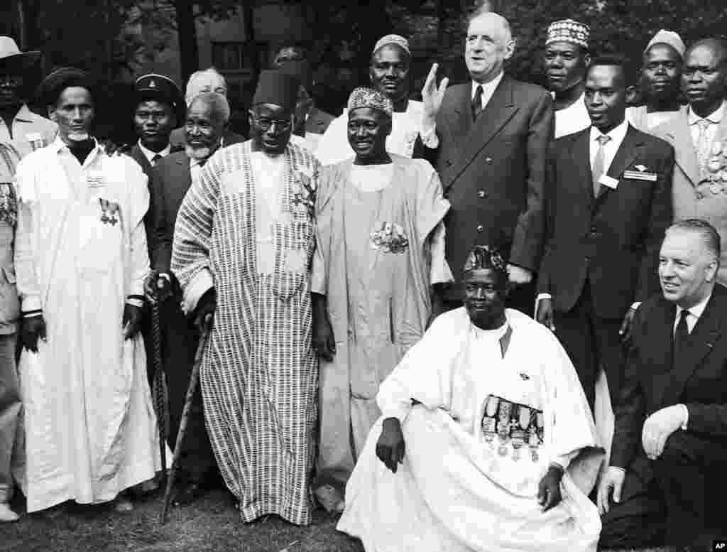 1962年7月13日，法国总统戴高乐（站立的白人）和海外退伍军人合影