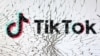 破损玻璃后的TikTok 标识