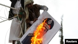 2013年7月14日，在开罗抗议军事政变推翻穆尔西总统的支持民主群众烧毁埃及军队首脑也是国防部长的埃尔塞西将军将军的图片