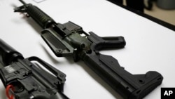 這支半自動步槍裝有所謂的撞火槍托，以使其更快地射擊。 