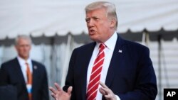 美国总统川普在白宫准备启程前往北卡罗来纳州前与记者谈话。（2017年10月7日）