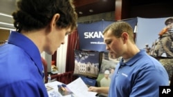 在招聘会上，亚特兰大市的一位招聘人员和维吉尼亚理工大学一位高年级学生交谈