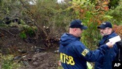 Сотрудники национального управления безопасности перевозок на месте трагедии 