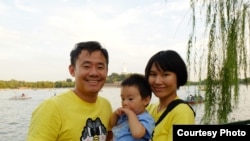 美籍華裔學者王夕越與妻子曲驊和孩子在北京北海公園合影。