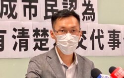 香港民主党医疗政策发言人袁海文8月4日在记者会上表示，港府处理高级官员的操守问题应该要更严谨，以释除市民对3名高官出席豪华饭局，是否涉及利益相关的疑虑 (美国之音/汤惠芸)