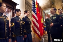 2014年5月14日中国军队总参谋长房峰辉在美国国防大学的欢迎仪式上和美国陆军军乐队人员交谈（美国国防部照片）