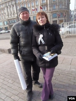 叶卡捷琳娜的支持者， 左为奥列格。（美国之音白桦拍摄）