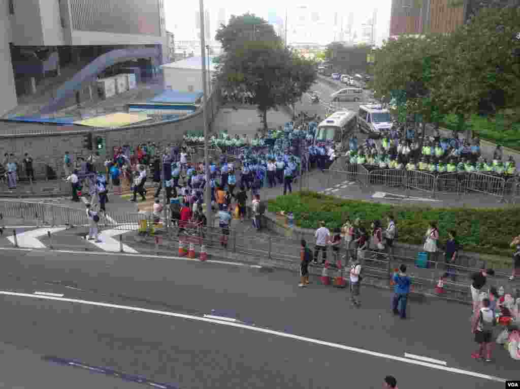 港人声援占中抗拒警方封锁中环金钟多处瘫痪（美国之音海彦拍摄）