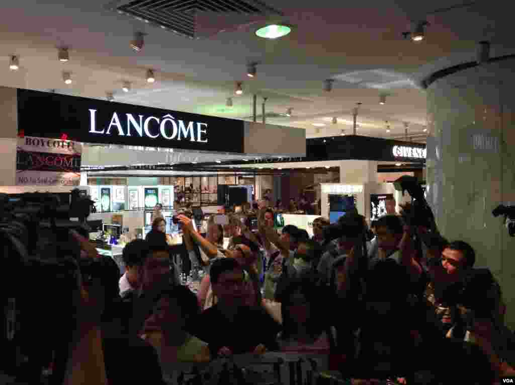 香港十六個政黨和團體銅鑼灣時代廣場抗議Lancome 