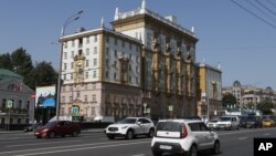 2017年8月21日美国驻莫斯科使馆前面的来往的车辆