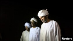 政治犯從監獄中步出