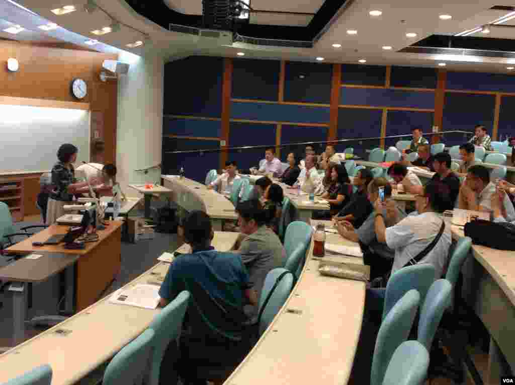 獨立中文筆會在港舉辦頒獎禮及研討會(美國之音海彥拍攝)