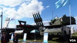 去年8月莫斯科航展上展出的防空导弹。（美国之音白桦拍摄）