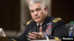 美国将军坎贝尔在美国国会参议院军事委员会的阿富汗局势听证会上作证。（2015年10月6号）