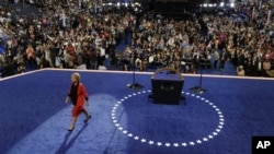 北卡罗莱纳州州长帕杜对参加夏洛特民主党全国代表大会的代表发表完讲话后离开舞台(9月4日)。