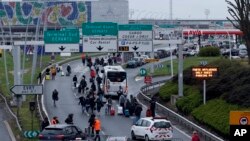 枪击发生后旅客紧急疏散