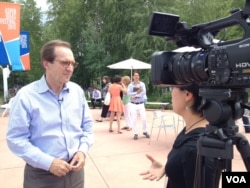 宁馨采访VOA台长恩索尔。（美国之音宁馨拍摄）