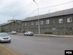 西伯利亚主要城市雅库特市中心的一条街道。(美国之音白桦拍摄)