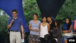 AIT处长梅健华和夫人陈舲舲及孩子（美国之音杨明拍摄）