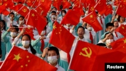 2021年7月1日中國共產黨建黨100週年紀念彩排活動表演者手舉五星旗和中共黨旗。