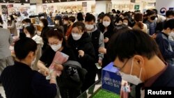 南韓居民從天亮前就等著買防護口罩。