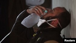 叙利亚汉谢洪镇四月疑似发生沙林毒气袭击，受害者戴着氧气面罩。