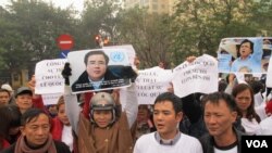 李作決(右二)和其他支持者在河內集會，聲援被監禁的李作全。(美國之音瑪麗安娜‧布朗拍攝)