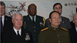 时任美国驻华武官的霍珀（中文名胡可诚，后排中）2008年与美军太平洋司令部司令基廷和解放军上将郭伯雄等人合影（美国海军照片）