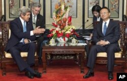 美国国务卿克里和中国国务委员杨洁篪在北京钓鱼台国宾馆交谈（2013年4月13日）