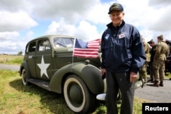 参加过二战的美国退伍军人，93岁的哈姆林和诺曼底海岸上的军车合影