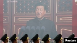 2019年10月1日中國解放軍士兵站在播放習近平講話的大熒幕前