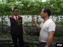 花莲县政府农业处处长张智超和李瑞鹏交谈 (美国之音木风拍摄)