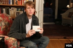 第一位得到中國10年簽證的美國人佟瑞(Edmund Downey) (美國之音王子揚拍攝)