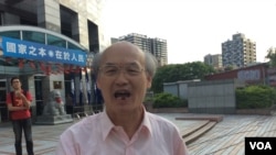 台湾国民党党员赵先生选举日谈选举（美国之音记者申华 拍摄）