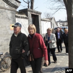 外国游客在钟鼓楼附近游览