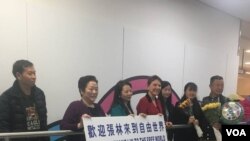 亲友在肯尼迪国际机场欢迎张林抵达纽约（从右至左：张林、张安妮、张儒莉、瑞吉·利特尔约翰、张菁、陈立群、姚诚）(美国之音久岛拍摄)